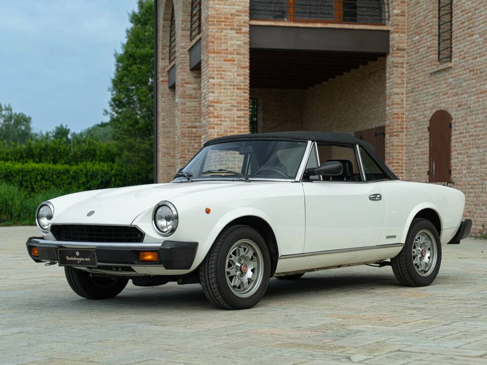 Image 2/50 of FIAT Spider 2000 Pininfarina 50th Anniversary Edition (1981)