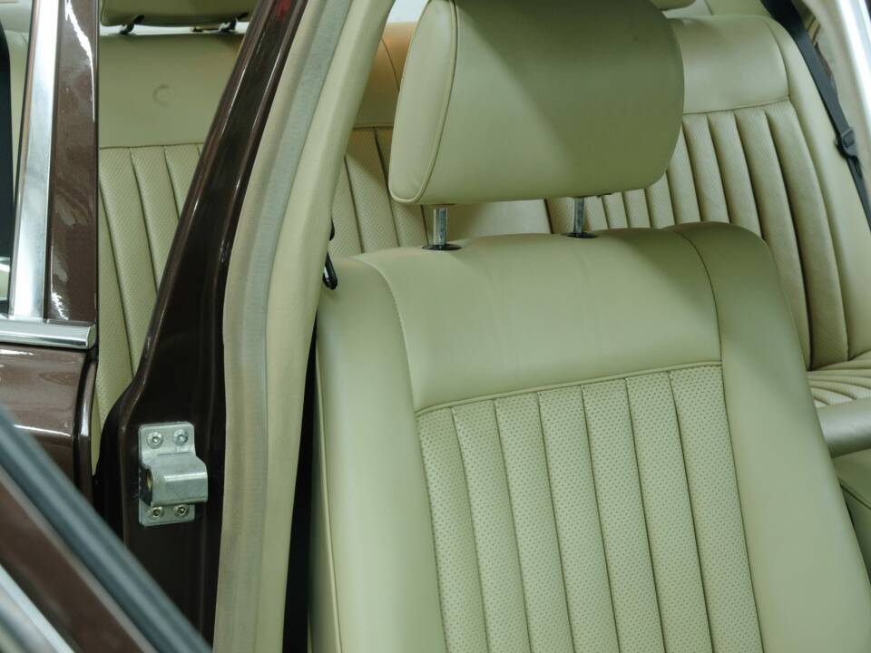Bild 31/50 von Mercedes-Benz 380 SE (1984)