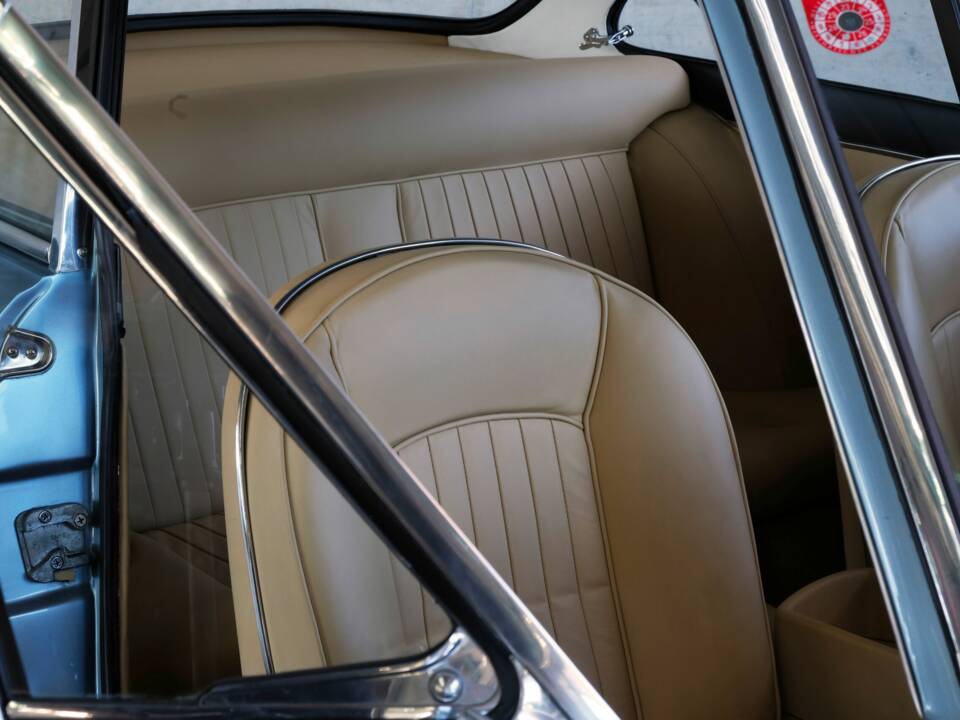 Image 40/50 of Ferrari 330 GT 2+2 (1964)