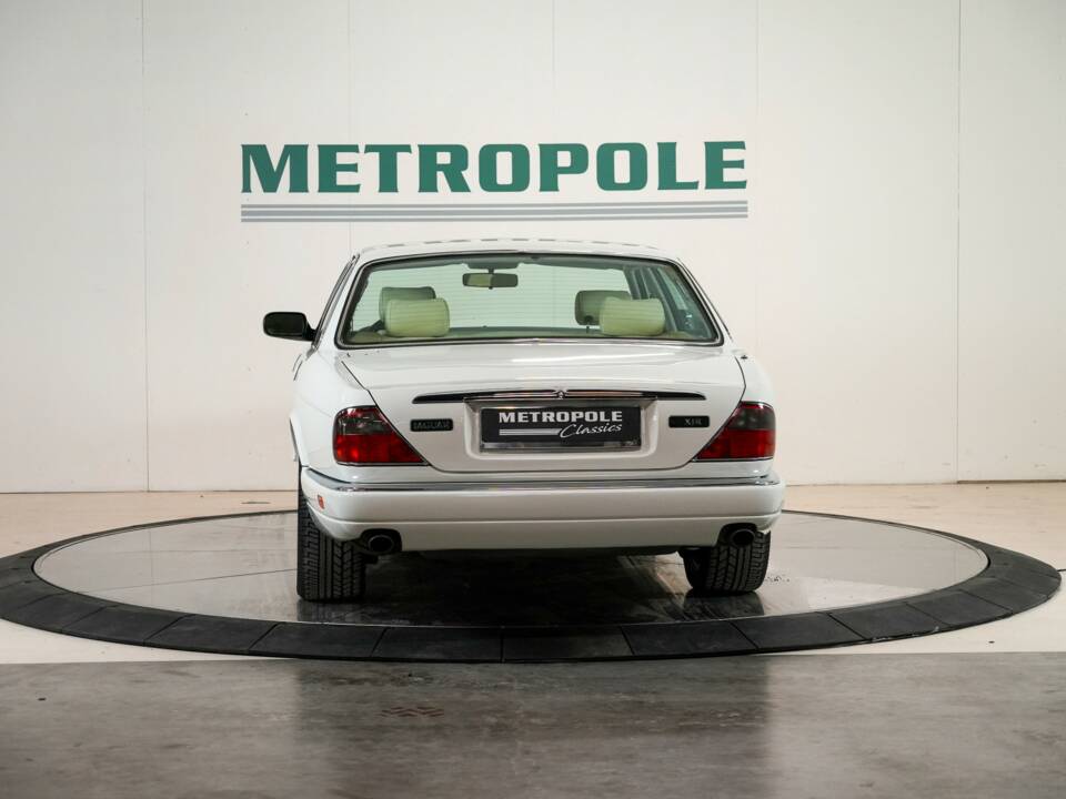 Image 11/50 of Jaguar XJR 4.0 (1995)