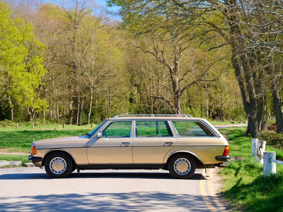 Image 35/50 de Mercedes-Benz 230 TE (1983)