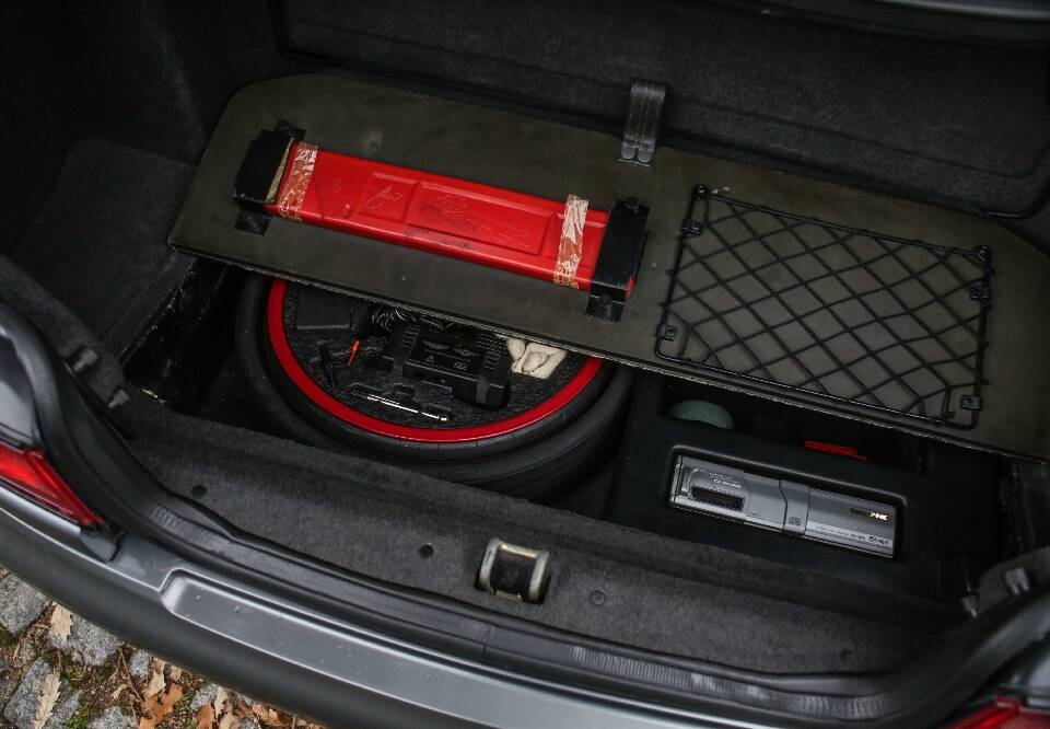 Image 31/34 of Aston Martin DB 7 (1999)