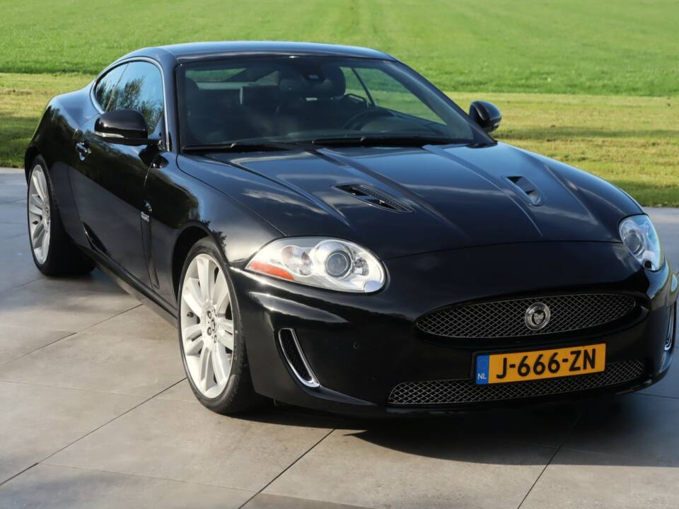 Image 40/50 of Jaguar XKR (2010)