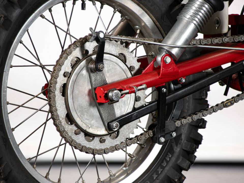 Image 24/50 of CZ 250 (1977)