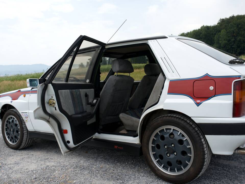 Image 38/47 of Lancia Delta HF Integrale (1988)
