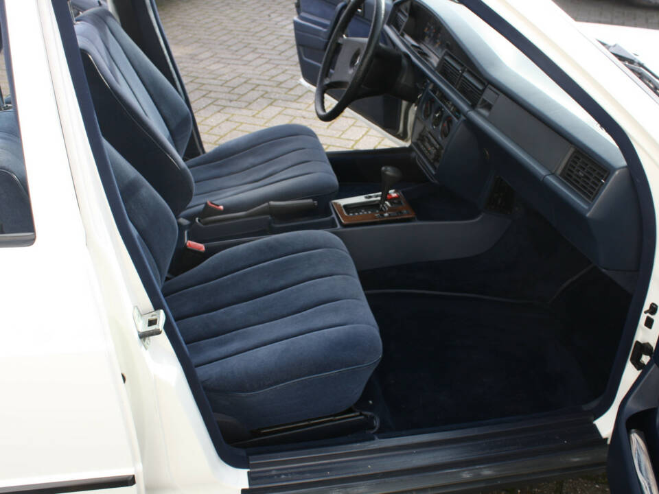 Image 3/12 of Mercedes-Benz 190 E (1984)