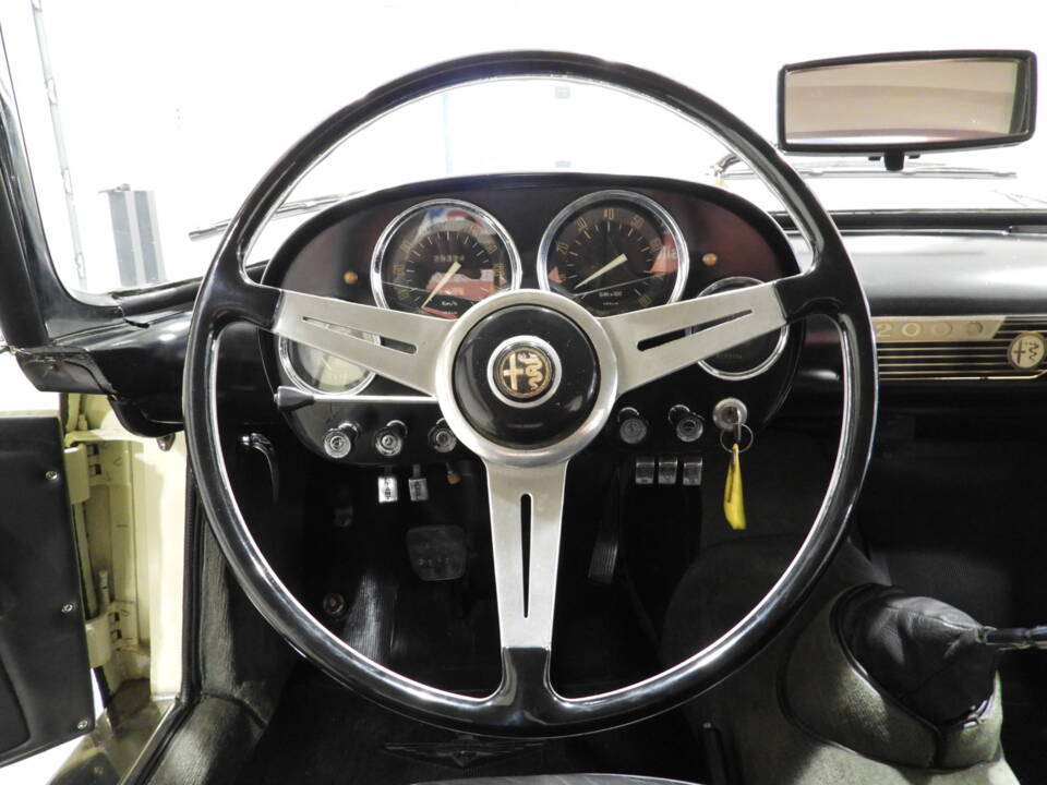 Image 7/15 of Alfa Romeo 2000 Spider (1961)