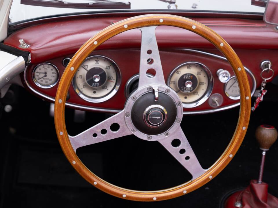 Image 2/72 de Austin-Healey 3000 Mk II (BJ7) (1962)