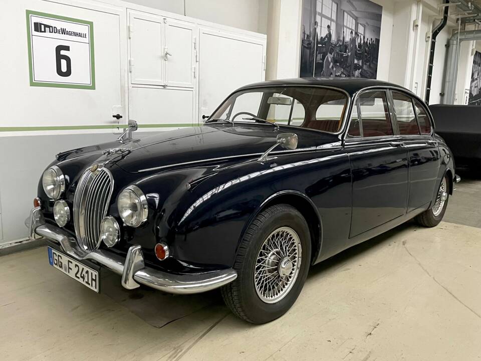 Image 3/22 of Jaguar 240 (1968)