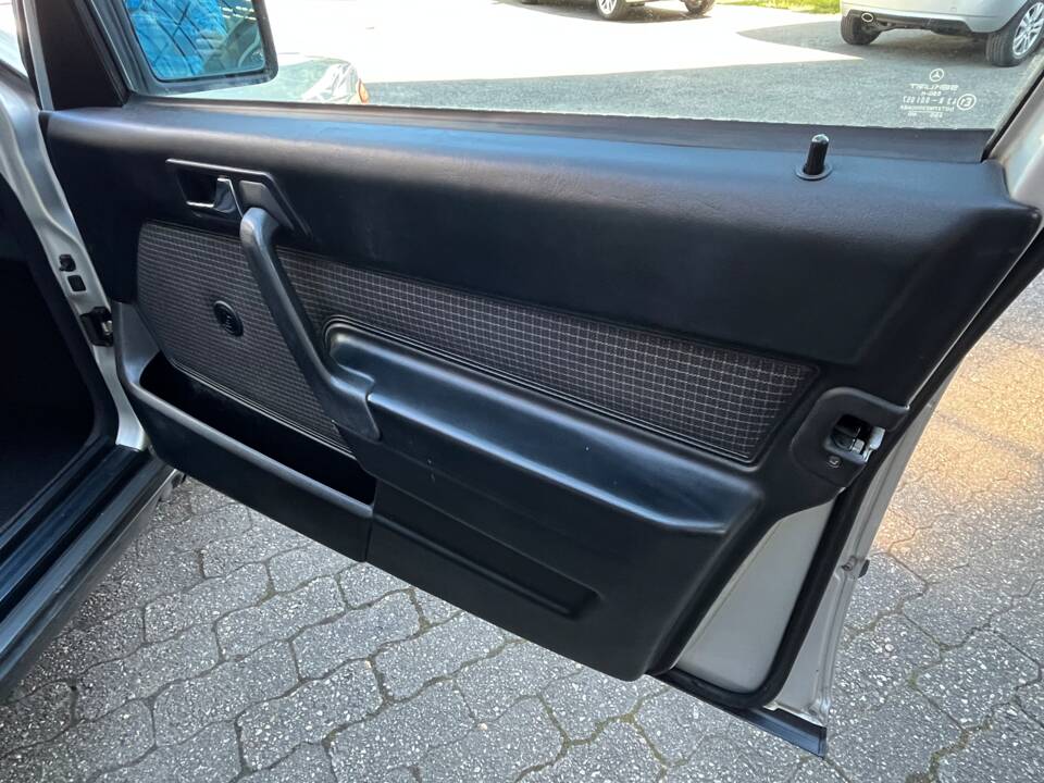 Image 29/89 de Mercedes-Benz 190 E 2.6 (1988)