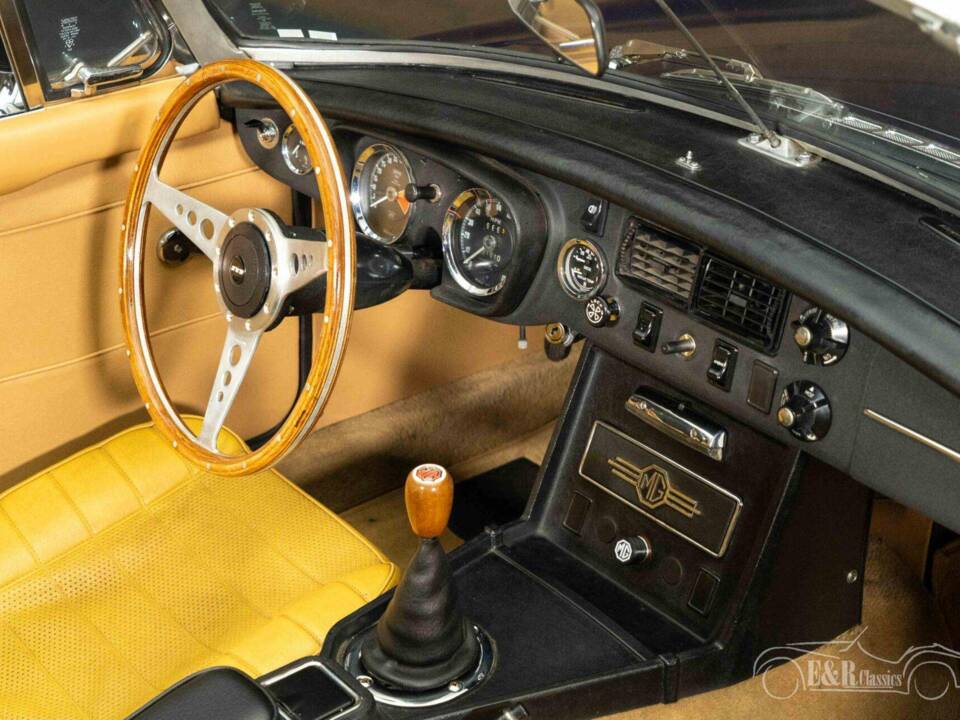 Image 8/19 of MG MGB (1973)