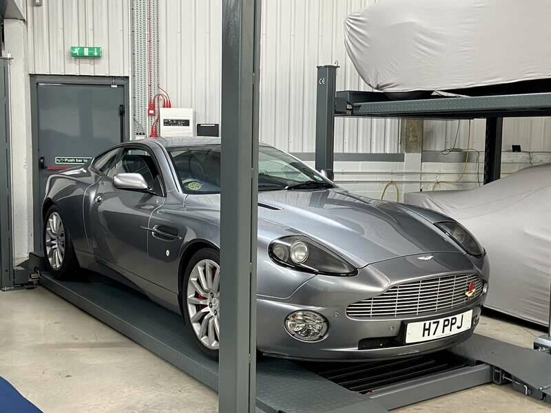 Image 1/50 of Aston Martin V12 Vanquish (2003)