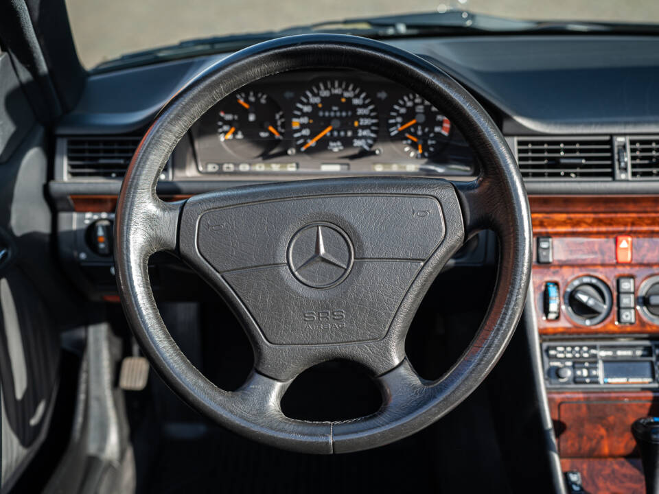 Immagine 28/40 di Mercedes-Benz 300 CE-24 (1993)