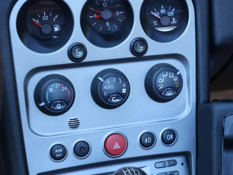 Obraz 38/50 pojazdu Alfa Romeo Spider 3.2 V6 24V (2003)