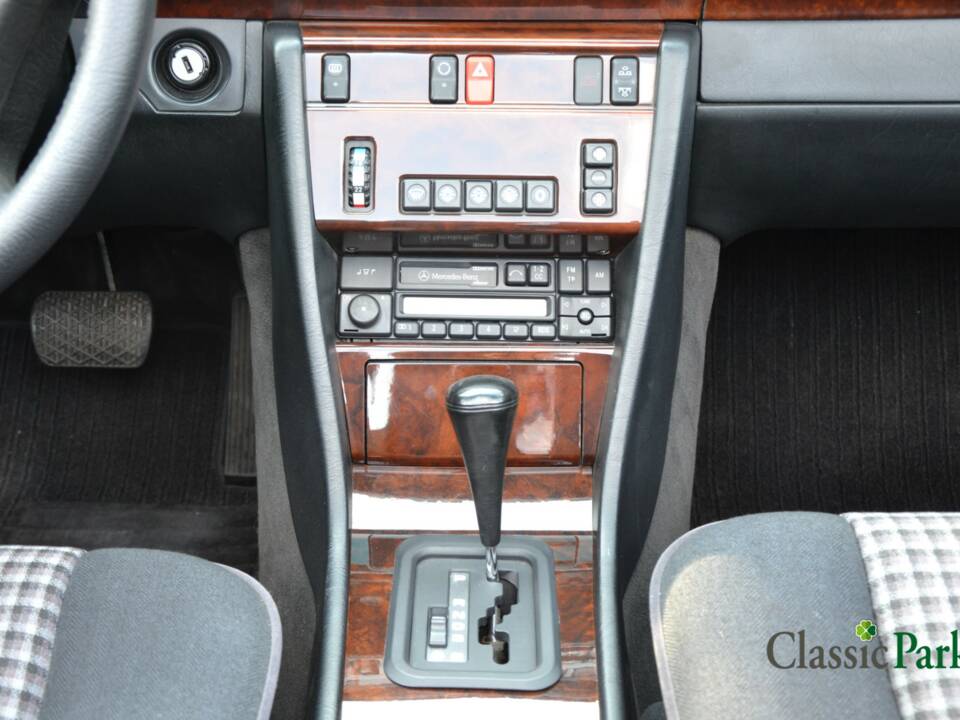 Bild 43/50 von Mercedes-Benz E 200 (1994)