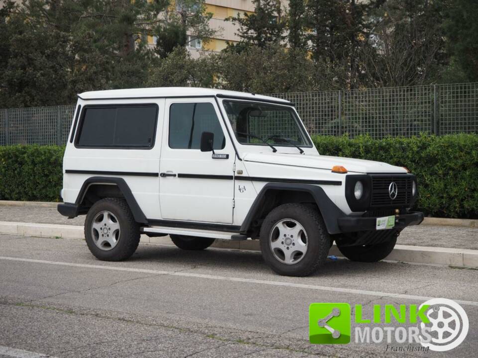 Image 8/10 of Mercedes-Benz 240 GD (SWB) (1985)