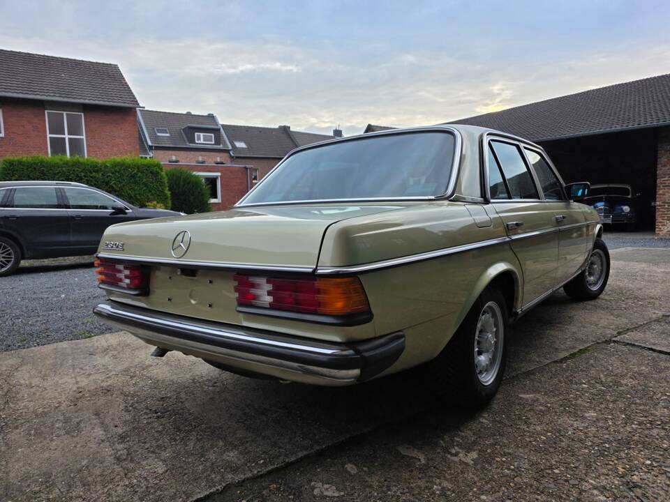 Image 21/73 of Mercedes-Benz 230 E (1985)