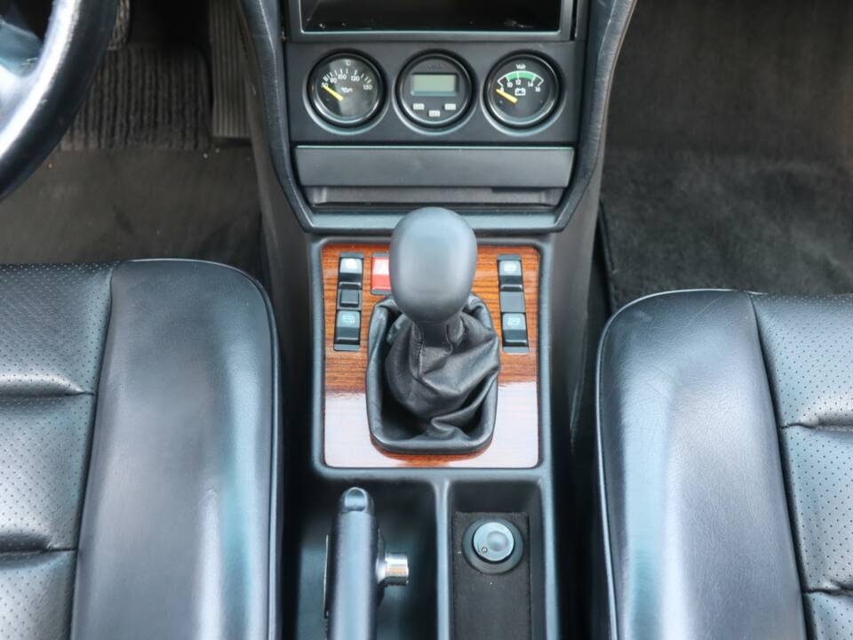 Immagine 17/50 di Mercedes-Benz 190 E 2.3-16 (1986)