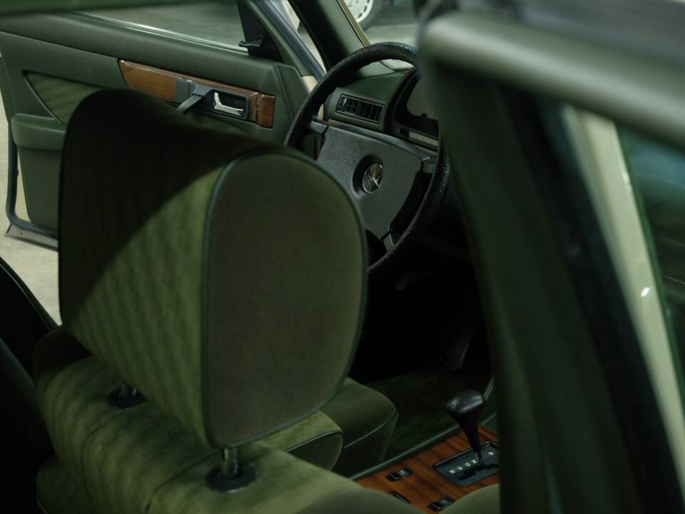 Bild 28/50 von Mercedes-Benz 280 SE (1984)