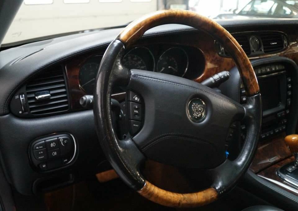 Image 9/50 de Jaguar XJ 8 4.2 (2005)