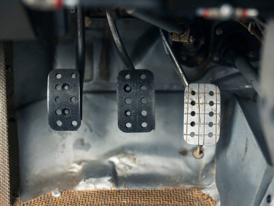 Image 16/28 of Lancia Delta HF Integrale Evoluzione I (1991)