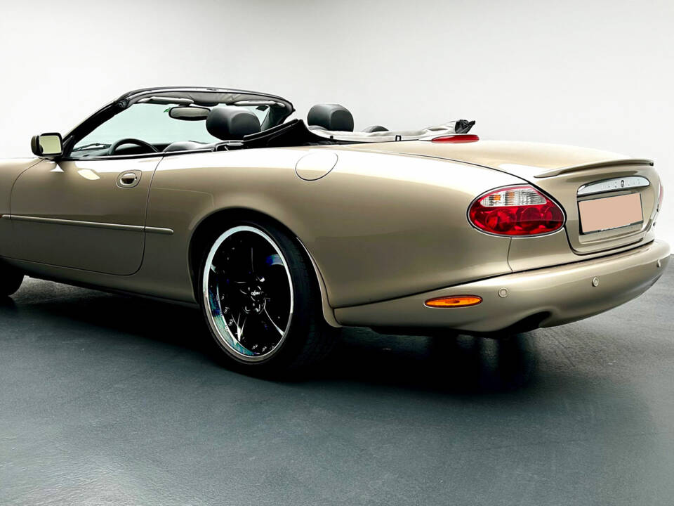Image 4/9 of Jaguar XKR (2001)