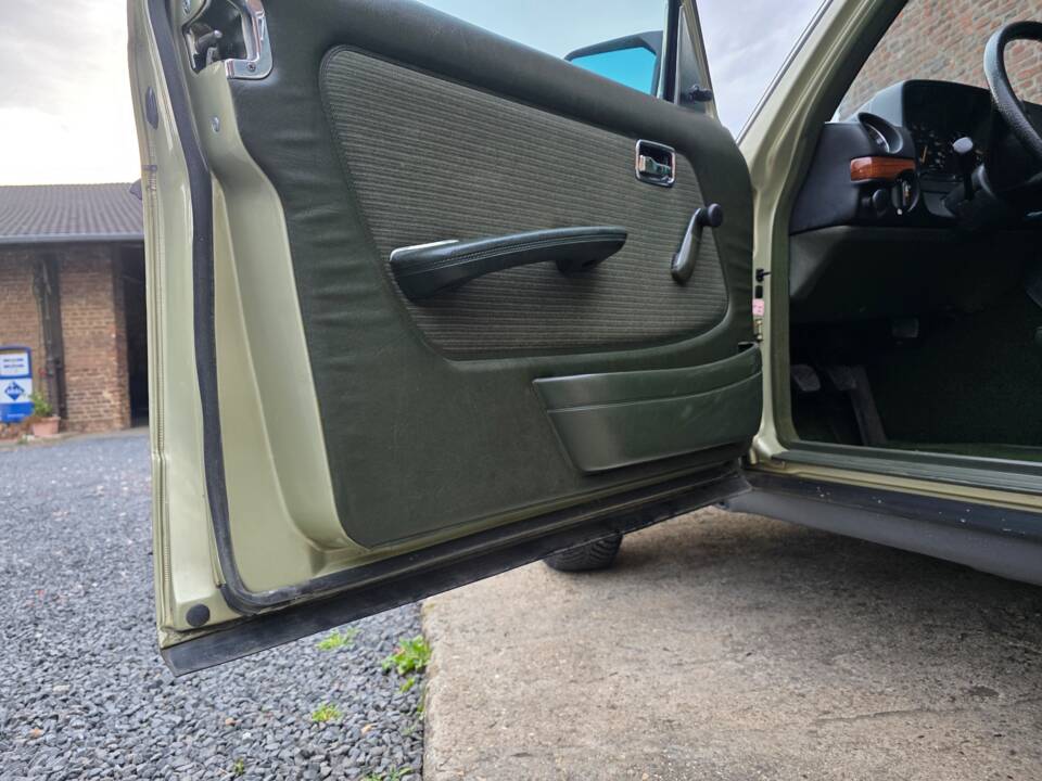 Image 51/73 of Mercedes-Benz 230 E (1985)