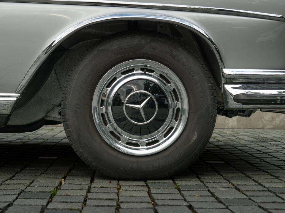 Image 17/95 of Mercedes-Benz 280 SE 3,5 (1970)