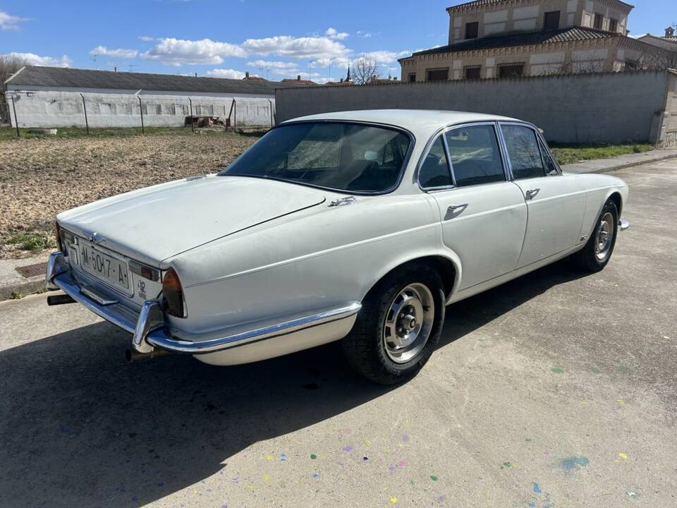 Bild 6/8 von Jaguar XJ 6 2.8 (1972)