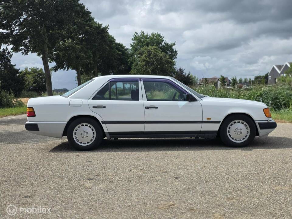 Afbeelding 6/42 van Mercedes-Benz 300 E (1986)