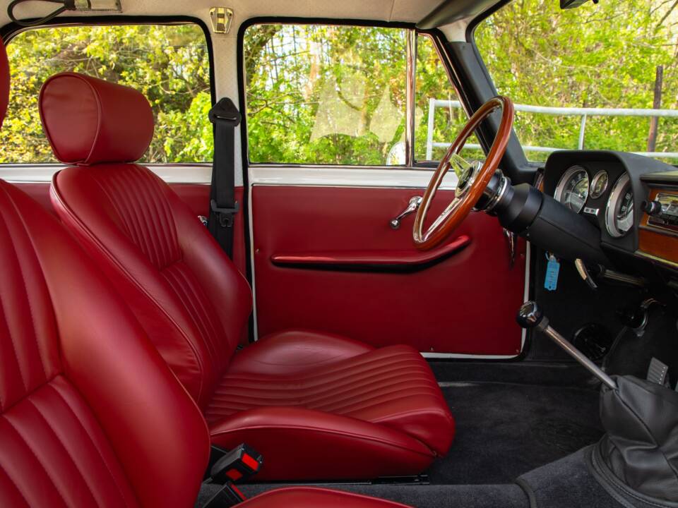 Image 36/50 de Alfa Romeo Giulia Nuova Super 1600 (1968)