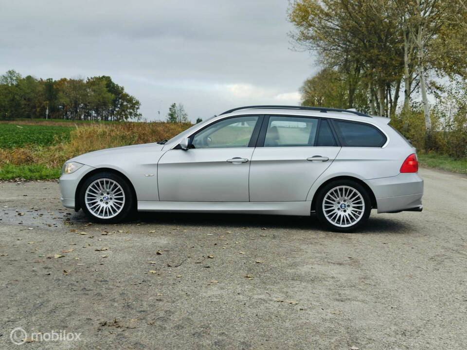 Image 3/32 of BMW 330xi Touring (2005)