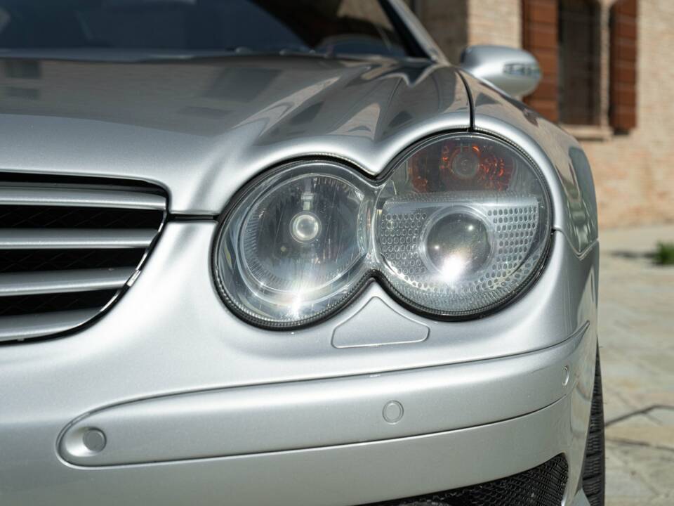 Image 25/50 of Mercedes-Benz SL 55 AMG (2002)