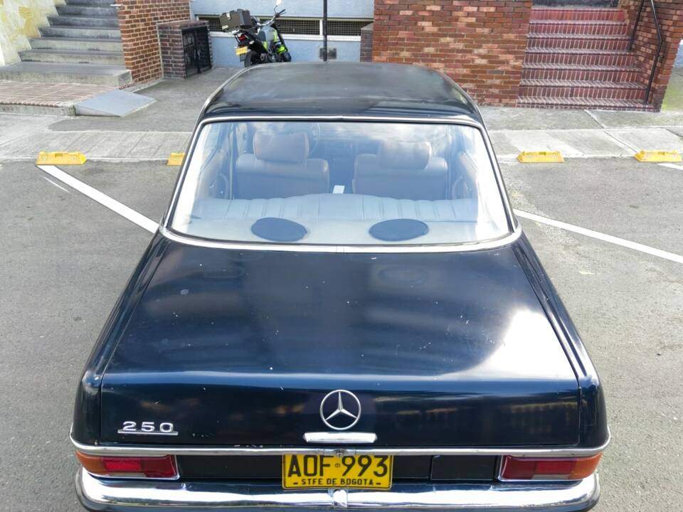 Afbeelding 3/9 van Mercedes-Benz 250 (1970)