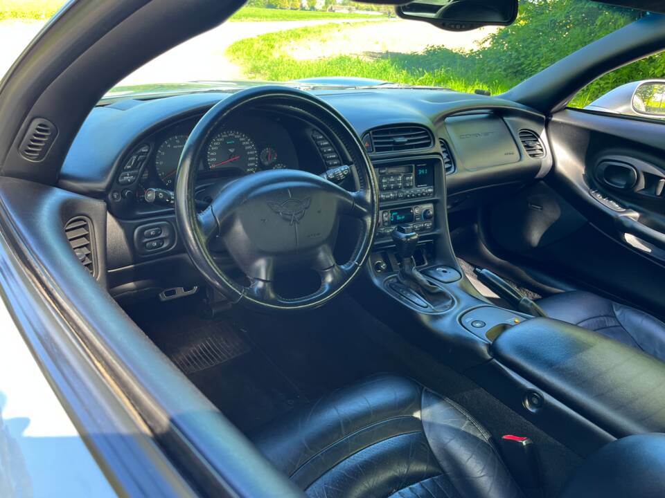 Image 13/50 of Chevrolet Corvette (2001)