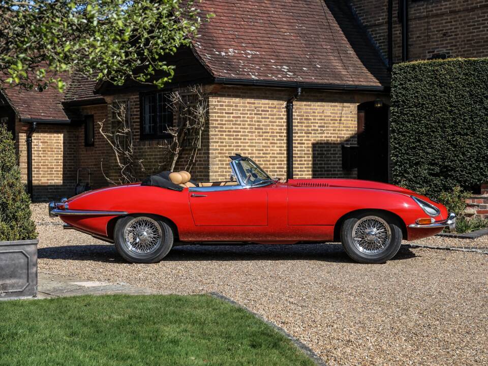 Image 2/27 of Jaguar E-Type (1968)
