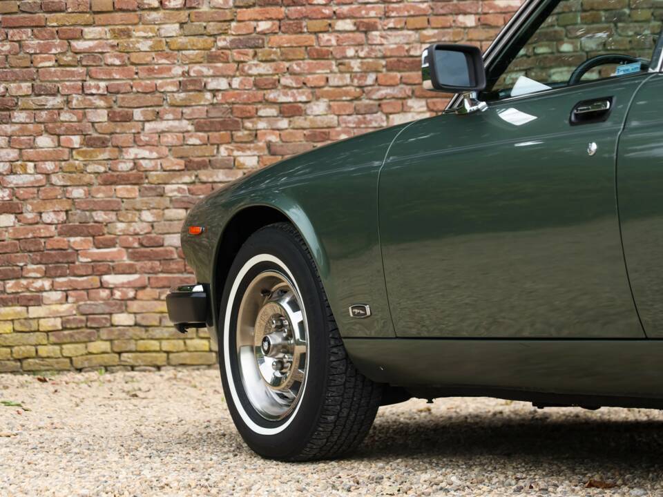 Image 37/50 of Jaguar XJ 6 4.2 (1985)