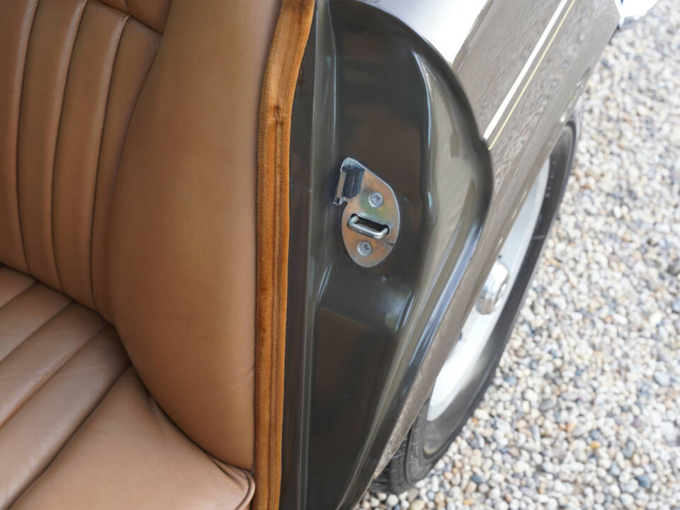 Bild 40/50 von Jaguar XJ 6 L 4.2 (1975)