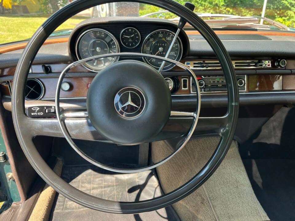 Image 14/19 of Mercedes-Benz 280 S (1968)