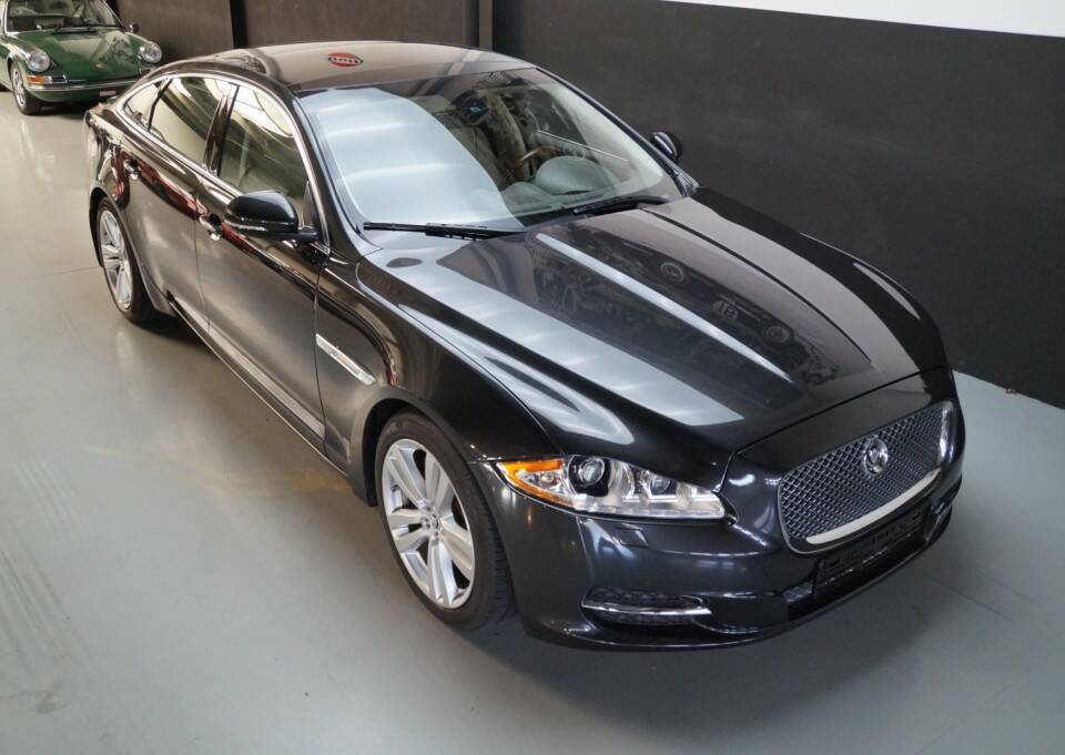 Image 18/32 of Jaguar XJ 5.0 (2011)