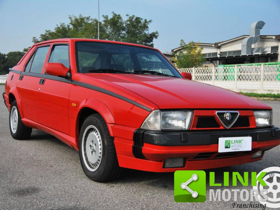 Image 1/9 de Alfa Romeo 75 1.8 Turbo (1988)