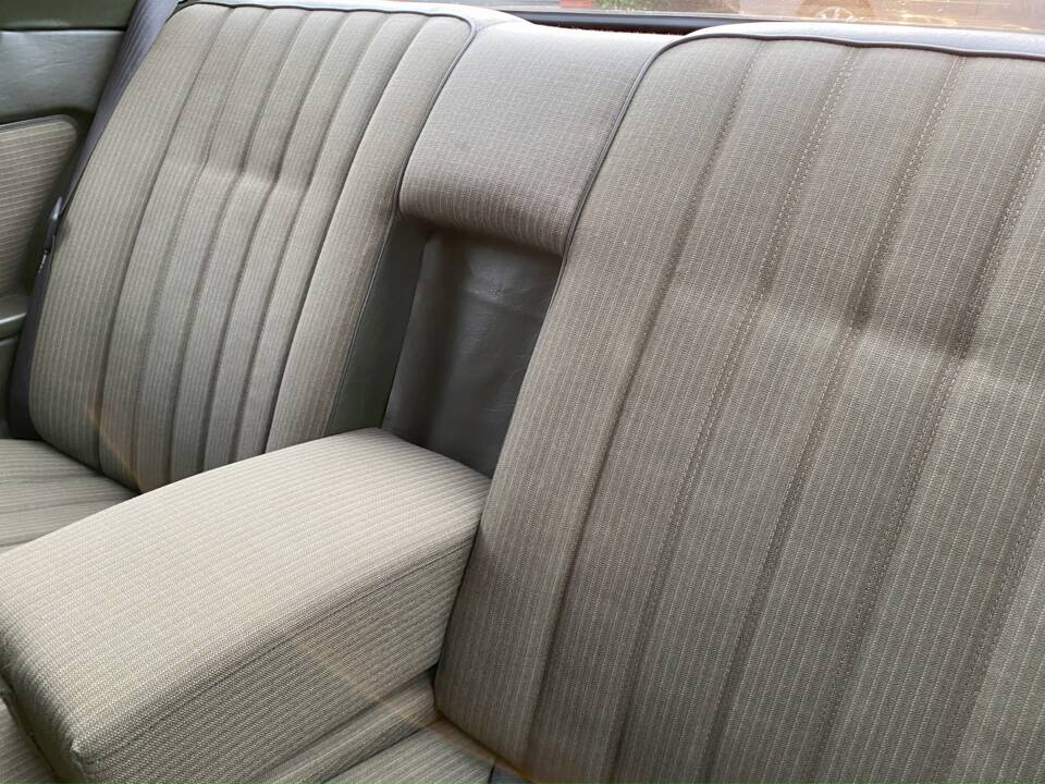 Image 32/66 of Mercedes-Benz 230 CE (1981)