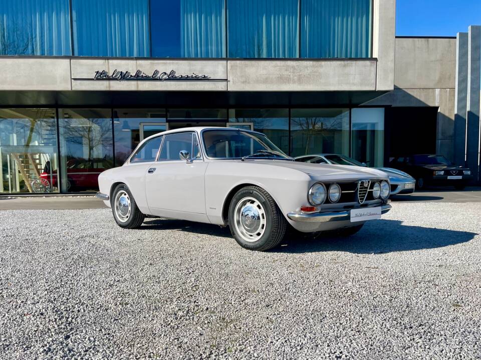 Image 33/47 de Alfa Romeo 1750 GT Veloce (1968)