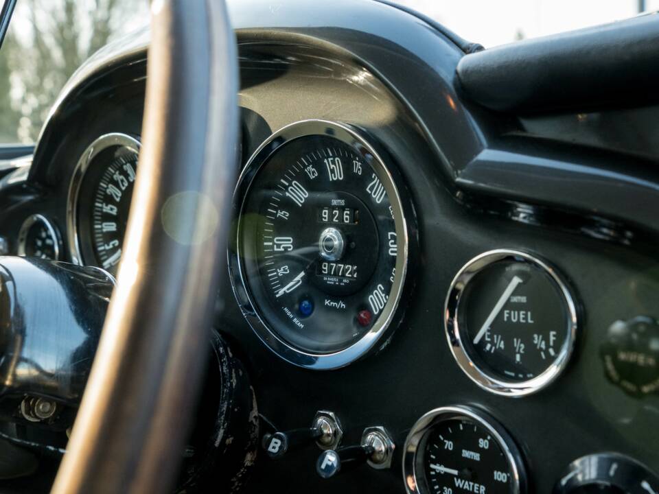 Immagine 26/36 di Aston Martin DB 6 Mk II (1970)
