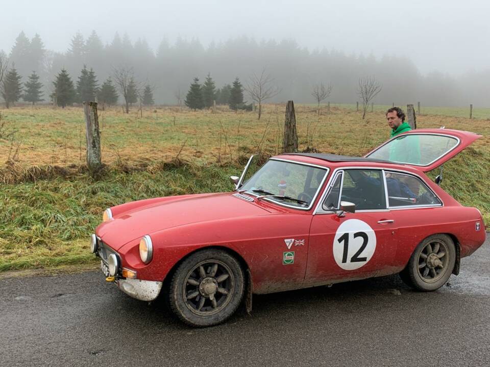 Image 38/50 of MG MGB GT (1972)
