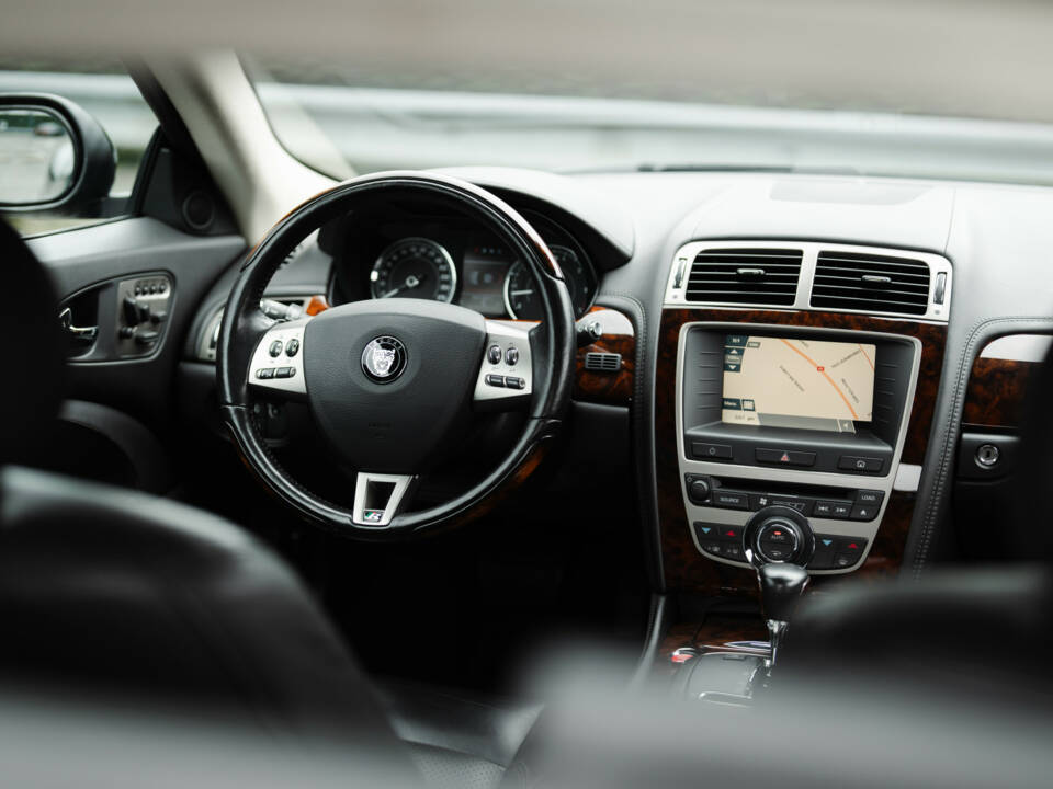 Image 24/33 of Jaguar XKR (2008)