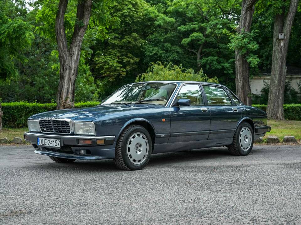 Immagine 2/55 di Jaguar XJ 40 (XJ-R) (1990)