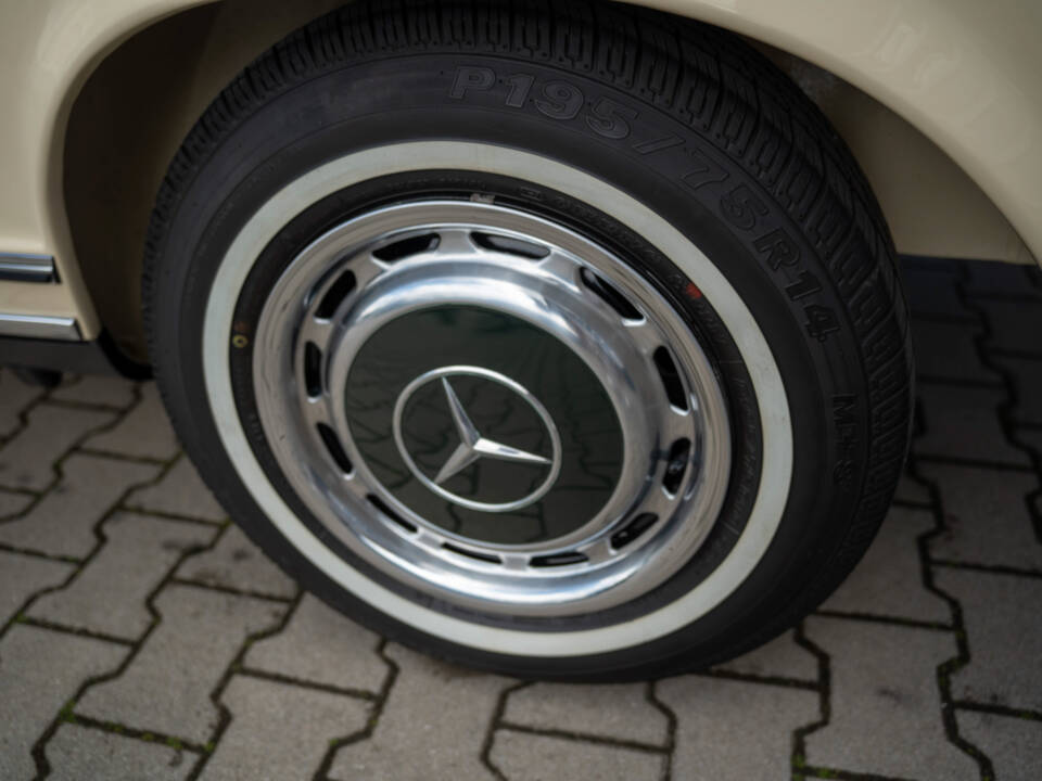 Image 52/97 of Mercedes-Benz 280 SL (1969)