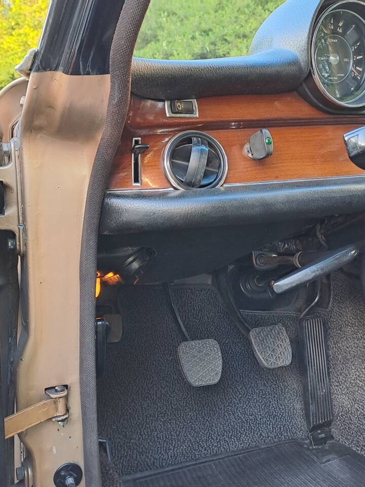 Image 12/73 of Mercedes-Benz 280 SE (1971)