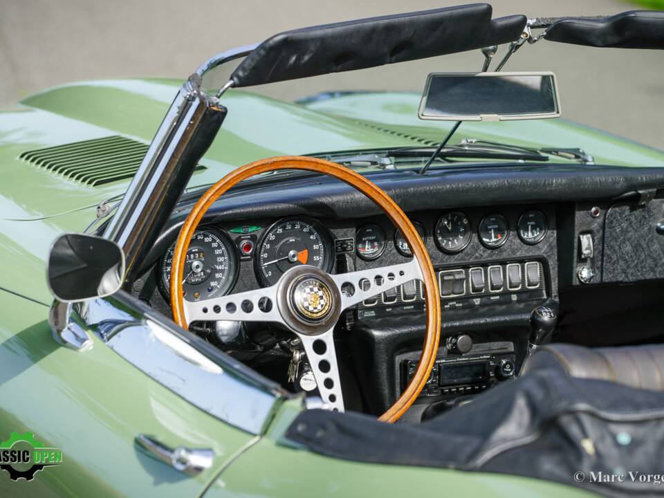 Image 30/60 de Jaguar E-Type (1969)